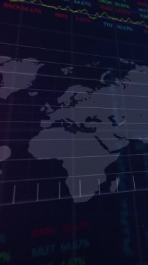 Grafik, dijital teknolojinin küresel erişimini ve dünya çapında bilgi ve para akışını nasıl kolaylaştıracağını gösteriyor. Küresel işletme finans ve veri işleme kavramı dijital olarak oluşturulmuş video.