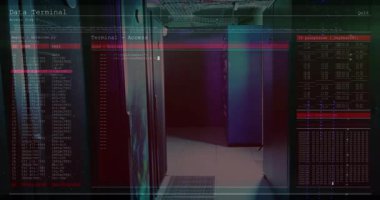 Önyükleme panellerinden dijital terminal arayüzü alan dolaplar dosyaları deşifre etmek için kod kaydırıyor. Siber güvenlik, veri, şifreleme, teknoloji, dijital, sunucu, ağ