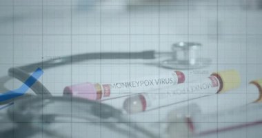 Tıbbi şebeke yükselen grafikleri maymun çiçeği şişeleri ve stetoskop üzerindeki etiketlerle örtüyor. Laboratuvar, tanı, analitik, sağlık, araştırma, biyoteknoloji, dijital