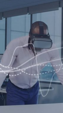 Ofisteki çeşitli iş adamları üzerinde veri işleme animasyonu. Küresel iş ve dijital arayüz kavramı dijital olarak oluşturulmuş video.