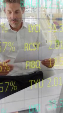 Ofiste evrak okuyan beyaz bir adama karşı borsa veri işleme animasyonu. Küresel ekonomi ve iş teknolojisi kavramı