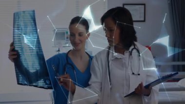 Tıbbi uzmanlar teşhis için işbirliği yapıyor ve röntgen cihazını holografik küreyle örtüyor. Sağlık, yenilik, görselleştirme, dijital, işbirliği, teknoloji, tıbbi