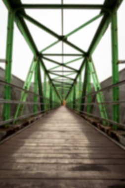 Gökyüzüne karşı boş yaya köprüsü