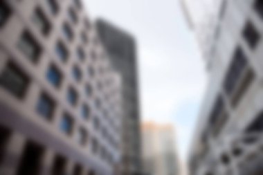 Şehirdeki gökyüzüne karşı binaların alçak açılı görüntüsü