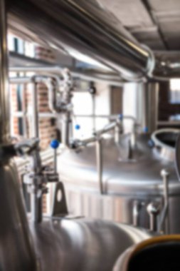 Bira fabrikasındaki imalat malzemelerinin odaklanmış görüntüsü