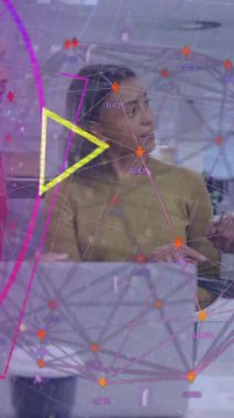 Bağlı ikon dünya üzerinde taramaların animasyonu, ofiste fikirleri paylaşan çeşitli iş arkadaşları. Dijital bileşik, çoklu pozlama, iletişim, küreselleşme, takım çalışması ve teknoloji kavramı.