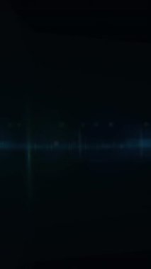 Siyah arkaplanda beyaz ışık ve kıvrımlı prizmatik mercek parlaması. elektrik, ışık teknolojisi, iletişim ve bilim araştırma konsepti dijital olarak oluşturulmuş video.