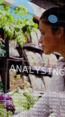 Kafkas kadın alışverişi üzerine veri işleme animasyonu. Teknoloji, alışveriş ve dijital arayüz kavramı dijital olarak oluşturulmuş video.