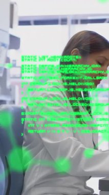 Laboratuvarda tartışılan çeşitli erkek ve kadın bilim adamları üzerinde tıbbi veri işleme animasyonu. Tıbbi araştırma ve bilim teknolojisi kavramı