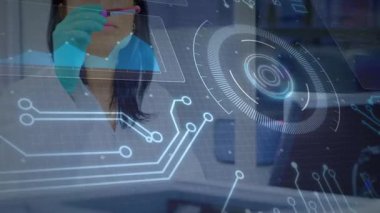 Laboratuvar araştırmacısı örnek tüpü aldı ve holografik kaplamalarla karşılaştırdı. Gelecekçi, yenilikçi, biyoteknoloji, dijital, görselleştirme, ciddi, profesyonel