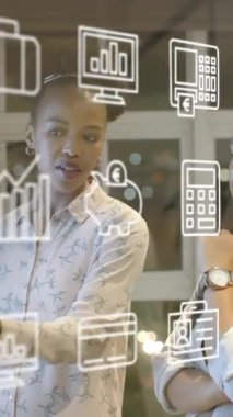 Ofisteki çeşitli iş kadınları üzerinde para ve veri işleme animasyonu. Küresel finans, iş, bağlantılar, hesaplama ve veri işleme kavramı dijital olarak oluşturulmuş video.