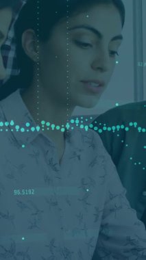 Ofiste çalışan iş adamları üzerinde finansal veri işleme animasyonu. Küresel hesaplama, finans, iş ve veri işleme kavramı dijital olarak oluşturulmuş video.