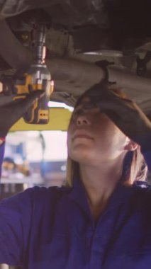 Araba tamir eden kadının üzerindeki ışık noktalarının canlandırması. Küresel iş ve dijital arayüz kavramı dijital olarak oluşturulmuş video.