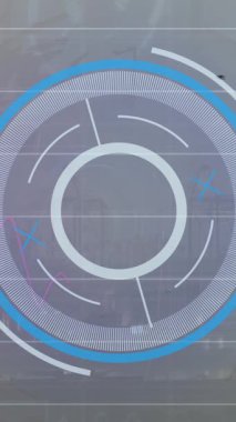 Yuvarlak tarayıcının animasyonu ve şehir manzarasının havadan görüntüsüne karşı istatistiksel veri işleme. Bilgisayar arayüzü ve iş veri teknolojisi kavramı