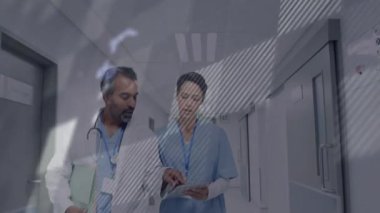 Hemşire tıkırdatma tableti, koridorda yürüyen doktor hasta verilerini inceleyerek 3 boyutlu sağlık haritasını etkinleştiriyor. Tıbbi, profesyonellik, yenilik, fütüristik, işbirliği, teknoloji, sağlık