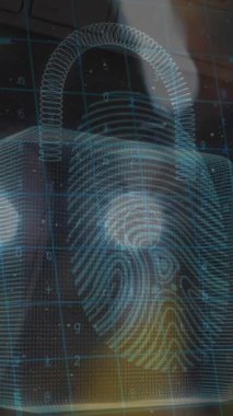 Geceleri bokeh ışıkları üzerinde asma kilit simgeleri ve veri işleme ile parmak izi taraması animasyonu. Veri güvenliği, dijital arayüz ve biyometrik teknoloji konsepti dijital olarak oluşturulmuş video.