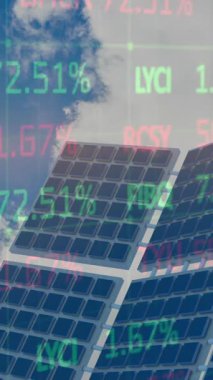 Güneş panelleri üzerinden finansal veri işleme animasyonu. küresel finans, çevre ve sürdürülebilirlik kavramı dijital olarak oluşturulmuş video.