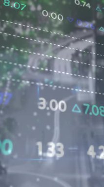 Şehir üzerinde veri işleme animasyonu. küresel iş ve dijital arayüz kavramı dijital olarak oluşturulmuş video.