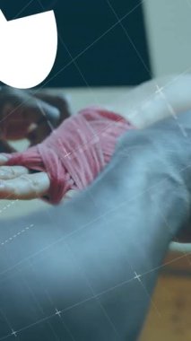 Spor salonunda boks kasetleri takan farklı insanların veri işleme animasyonu. Küresel spor, bilgisayar ve dijital arayüz kavramı dijital olarak oluşturulmuş video.