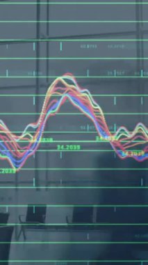 Ofisteki insanlar üzerinde finansal veri işleme animasyonu. Küresel iş, finans, bağlantılar, hesaplama ve veri işleme kavramı dijital olarak oluşturulmuş video.
