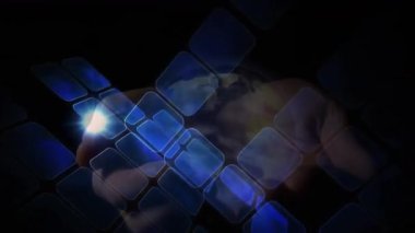 Sağ el boşluğa çıkıyor holografik ızgara başlatılıyor ve arayüz tanıtımı için dönen dünyayı oluşturuyor. Fütürist, dijital, soyut, teknoloji, yenilik, sürükleyici, sanal