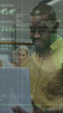 Ofiste çalışan çeşitli iş adamları üzerinde finansal veri işleme animasyonu. Küresel iş, finans ve dijital arayüz kavramı dijital olarak oluşturulmuş video.