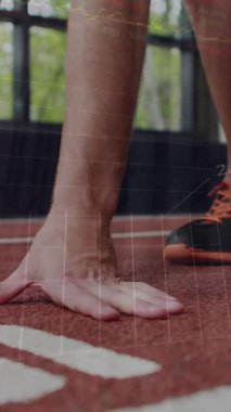 Kafkasyalı bir adamı çalıştırmak için finansal veri işleme animasyonu. Küresel iş, finans, veri işleme ve dijital arayüz kavramı dijital olarak oluşturulmuş video.