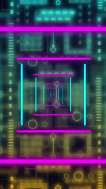 Neon ışıklı iz tünelinin animasyonu ve devre kartının üzerinde veri işleme. Küresel veri işleme, dijital arayüz ve bağlantılar konsepti dijital olarak oluşturulmuş video.