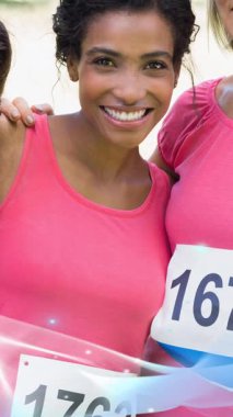 Çeşitli gülümseyen kadınlar grubu üzerinde pembe kurdele logosu ve mavi dalga. Göğüs kanseri pozitif farkındalık kampanyası konsepti dijital olarak üretildi.