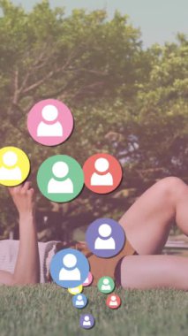 Parkta akıllı telefon kullanan kadınların medya simgelerinin canlandırılması. sağlık ve zindelik kavramı dijital olarak oluşturulmuş video.