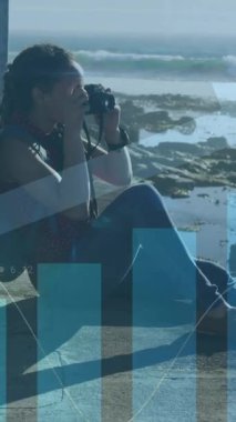 Gezinti güvertesinde oturan kadının istatistiksel verileri işlemesi. istatistik ve finans kavramı