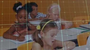 Öğrenciler öğretmen talimatı altında anahtar noktaları gösteren animasyon metinleriyle sınıf notları yazıyorlar. İşbirliği, öğrenme, eğitim, gençlik, odaklanma, takım çalışması, sınıf