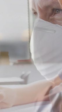 Asyalı çocuğun yüz maskesi takan yaşlı beyaz adamın üzerine yazdığı animasyon. Küresel eğitim ve dijital arayüz kavramı dijital olarak oluşturulmuş video.