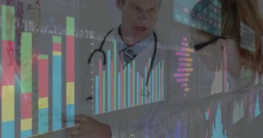 Doktor ve meslektaşları omurga ölçümlerini karşılaştırarak tıbbi veri zirvelerini vurguluyor. Tıbbi, analitik, teknoloji, sağlık, araştırma, mesleki, yenilik