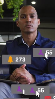 Oturan ve kameraya bakan kadının birden fazla uyarı çubuğunun animasyonu. Dijital bileşim, çoklu pozlama, iş, sosyal medya anımsatıcı ve teknoloji kavramı.