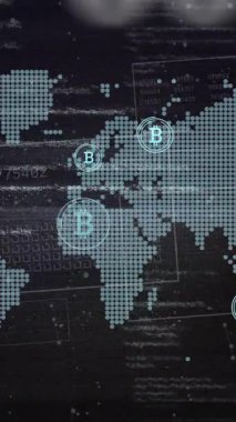 Bitcoin sembollerinin animasyonu ve dünya haritasıyla kara arkaplan üzerinde veri işleme. Küresel finans, iş, bağlantılar, hesaplama ve veri işleme kavramı dijital olarak oluşturulmuş video.
