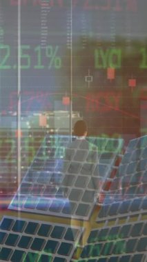 Güneş paneli üzerinden finansal veri işleme animasyonu. elektrik, enerji ve güç dağılımı dijital olarak oluşturulmuş video.