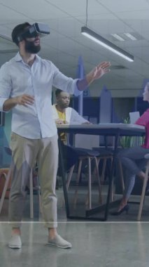 VR kulaklık kullanılarak işadamının finansal veri işleme animasyonu. Küresel iş, finans, hesaplama ve veri işleme kavramı dijital olarak oluşturulmuş video.