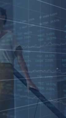 Akıllı telefon kullanan beyaz iş adamının finansal verilerinin ve grafiklerinin animasyonu. küresel iş, finans, ekonomi ve teknoloji konsepti dijital olarak oluşturulmuş video.