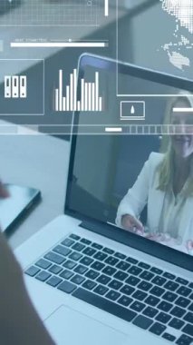 Grafiklerin, kürelerin, dairelerin, barların, çeşitli kadın iş arkadaşlarının video görüşmeleri. Dijital bileşik, çoklu pozlama, rapor, iş dünyası, takım çalışması, küreselleşme ve teknoloji kavramı.