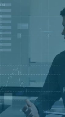 Çeşitli doktor grupları üzerinde veri işleme animasyonu. küresel tıp, teknoloji, veri işleme ve dijital arayüz kavramı dijital olarak oluşturulmuş video.