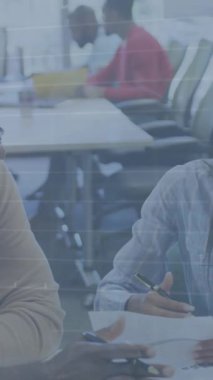 Ticaret panolarının ve grafiklerin animasyonu, farklı kadınların iş arkadaşlarıyla konuşurken kağıt imzalaması. Dijital bileşik, çoklu pozlama, rapor, iş dünyası, borsa, tartışma ve teknoloji.