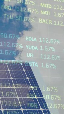 Şehir manzarası üzerinde finansal veri işleme animasyonu. Küresel iklim değişikliği sürdürülebilirliği ve rüzgar enerjisi konsepti dijital olarak oluşturulmuş video.