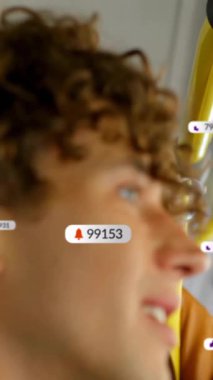 Otobüsteki çeşitli kadın ve erkekler hakkında sosyal medya bildirimleri. Veri, sosyal ağ, işleme, ulaşım, yaşam tarzı, bağlantı ve iletişim, dijital olarak oluşturulmuş video.