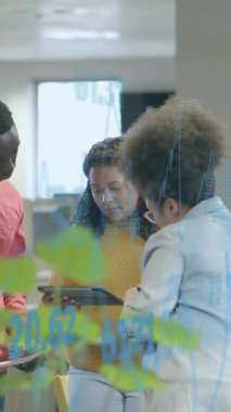 Ofisteki çeşitli iş adamları üzerinde veri işleme animasyonu. Küresel finans, iş, bağlantılar, hesaplama ve veri işleme kavramı dijital olarak oluşturulmuş video.