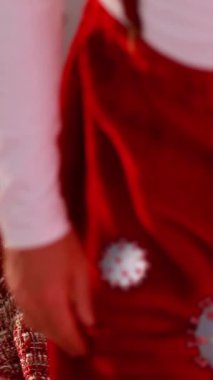 Arka plandaki koltukta uyuyan Noel Baba 'nın üzerinde hareket eden 19 hücrenin animasyonu. Noel zamanı covid 19 koronavirüs salgını sırasında dijital olarak üretilen görüntü.