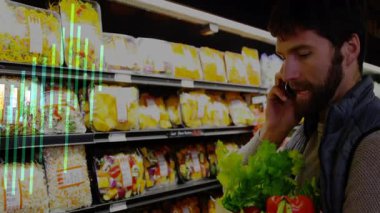 Erkek perakendeciler rafları tarıyor, bilgi topluyor, akıllı telefonlar başlangıç çizelgesi oluşturuyor. Market, süpermarket, üretim, sağlıklı, taze, teknoloji, veri