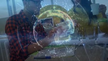 Adam, iş arkadaşının kahve yudumlarken ve notları yazarken akıllı telefonları dinliyormuş. İşbirliği, yenilik, dijital, gelecek, çalışma alanı, iletişim, teknoloji