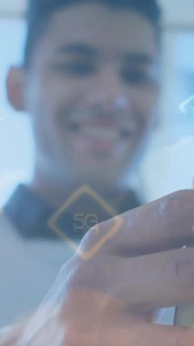 Akıllı telefon kullanarak, 5G teknolojili animasyonla ön planda etkileşime geçen kişi. yenilik, iletişim, dijital, ağ, bağlantı, gelecek