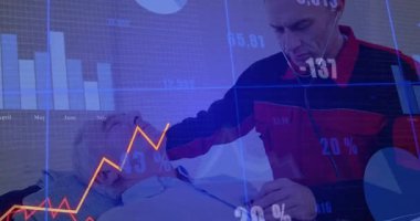 Doktor, hastanın göğsüne steteskop yerleştiriyor ve sağlık değerlendirmesi için dalgalı grafikler oluşturuyor. Tıbbi, tanı, analitik, sağlık, grafik, izleme, profesyonel